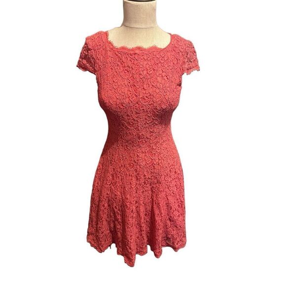 Adrianna Papell Coral Lace Overlay Cocktail Dress Knee Length Cap Sleeves Size 4 - Picture 1 of 10